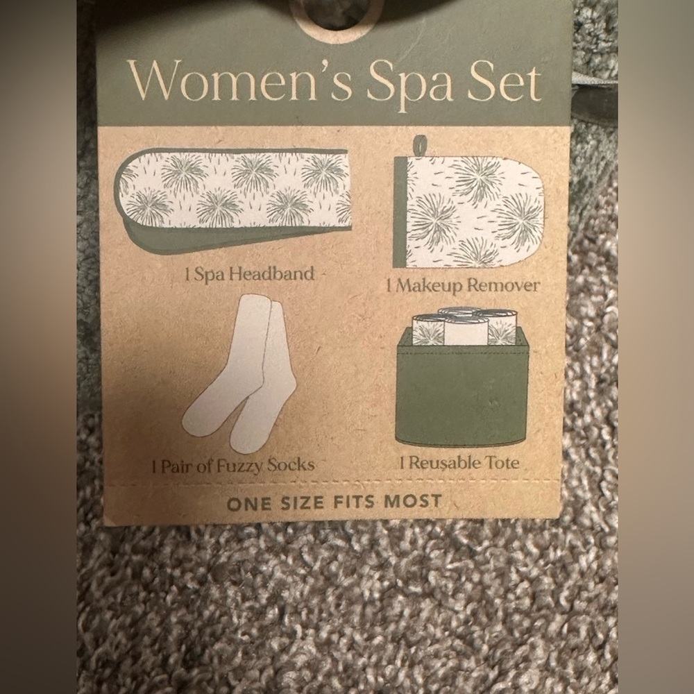Spa Set with Green and White Accessories and gift tag